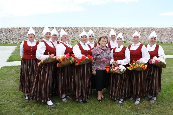 Jubilejas koncertā. Vidū — “Tik un tā” vadītāja Kornēlija Reisnere.
Autors: Līga Patmalniece