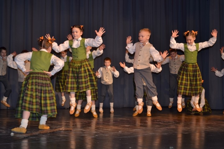 Daugavas stadionā Rīgā starp 17 tūkstošiem dejotāju būs arī mazie skrīverieši.                                                                
Autors: no “Staburaga” arhīva