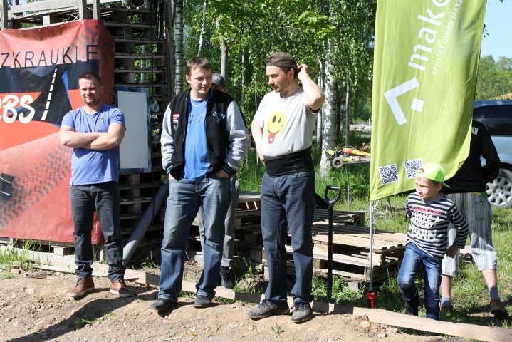 Gatavi startam. Pirms kvalifikācijas braucieniem dalībnieku sapulcē. Māris Siprais (pirmais no kreisās) un Aigars Indersons (no labās).