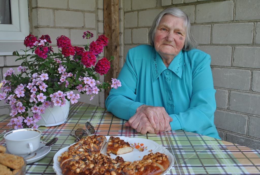 
VISSKAISTĀKAIS LAIKS. Skrīveriete Zenta Ceiča priecājas par krāsainajām petūnijām dārzā, kas šovasar saziedējušas no pašas iesētām sēkliņām.                                                                                                                  
Autors:  Līga Patmalniece