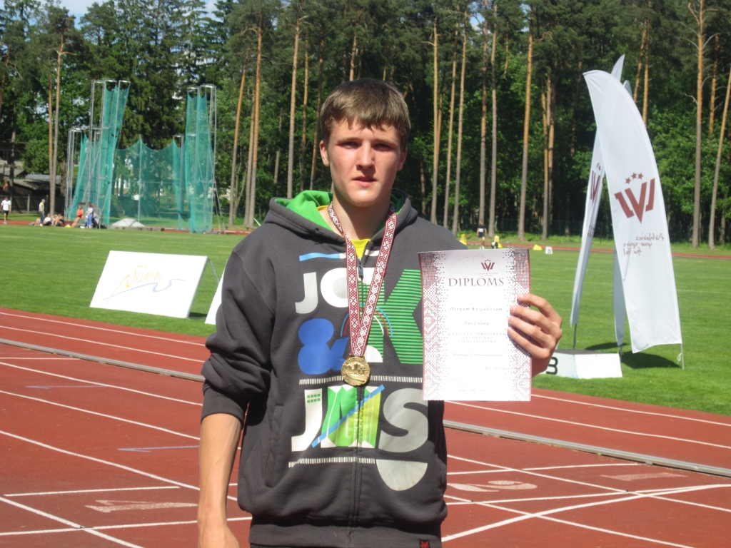 Jaunais Latvijas rekordists. Aizkrauklietis Oļegs Kozjakovs pēc U16 grupas deviņcīņas sacensībām Valmierā.                                                                                  
Autors: Valērijs Veļčinskis