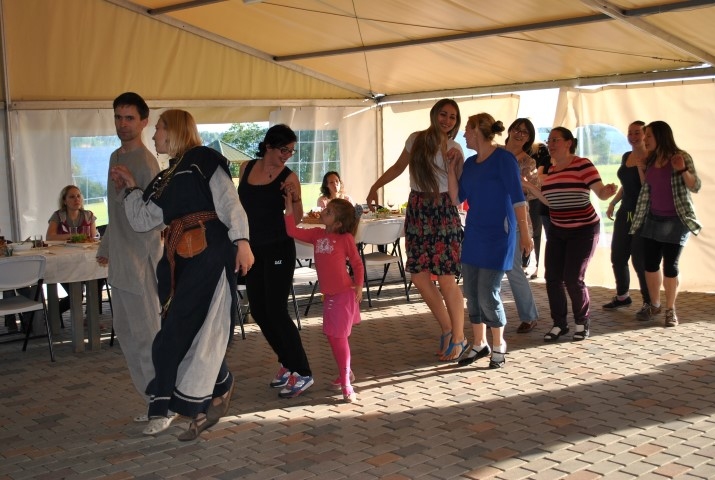 AR MĪLESTĪBU projekta dalībnieki ne vien mācās valodu, bet arī izzina tradīcijas, šoreiz — latviešu dejas folkloras kapelas “Karikste” vadībā.