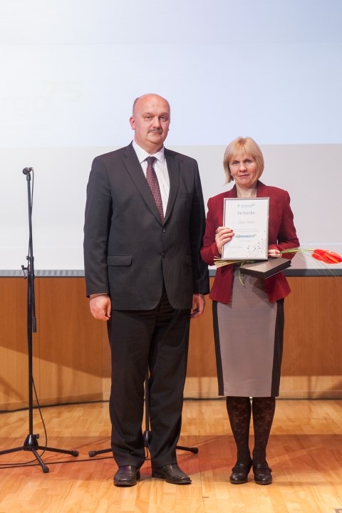 PALDIES AR IEGULDĪTO DARBU! Skolotāja Gunta Ozoliņa, strādājot 
Neretas J. Jaunsudrabiņa vidusskolā, komandu konkursam gatavojusi 
12 reizes. Attēlā — kopā ar “Latvenergo” valdes priekšsēdētāju Āri Žīguru. 

Autors: no konkursa rīkotāju arhīva