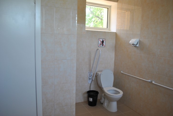 NEKĀ INTĪMA — invalīdiem savas dabiskās vajadzības jākārto publiski vai arī citiem jāgaida aiz durvīm. 
Autors: Sandra Pumpure