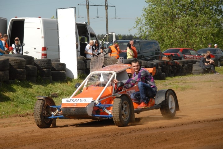 Parādē. Sacensību atklāšanā parādē dodas bagiji. Pie stūres — Ričards Marcinkevičs no Sērenes.

Autors: Jānis Galviņš