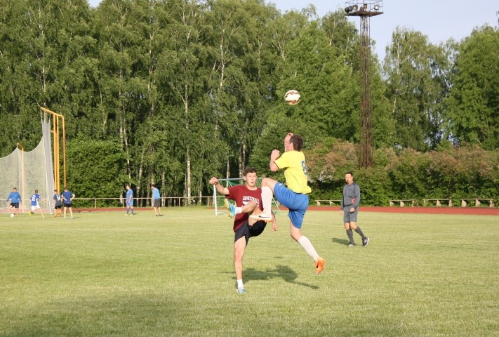 Palēkdamies. Pirmajā vakara spēlē Aizkraukles un Skrīveru futbolisti pašaizliedzīgi cīnījās par bumbu. 
Autors: Ginta Grincēviča