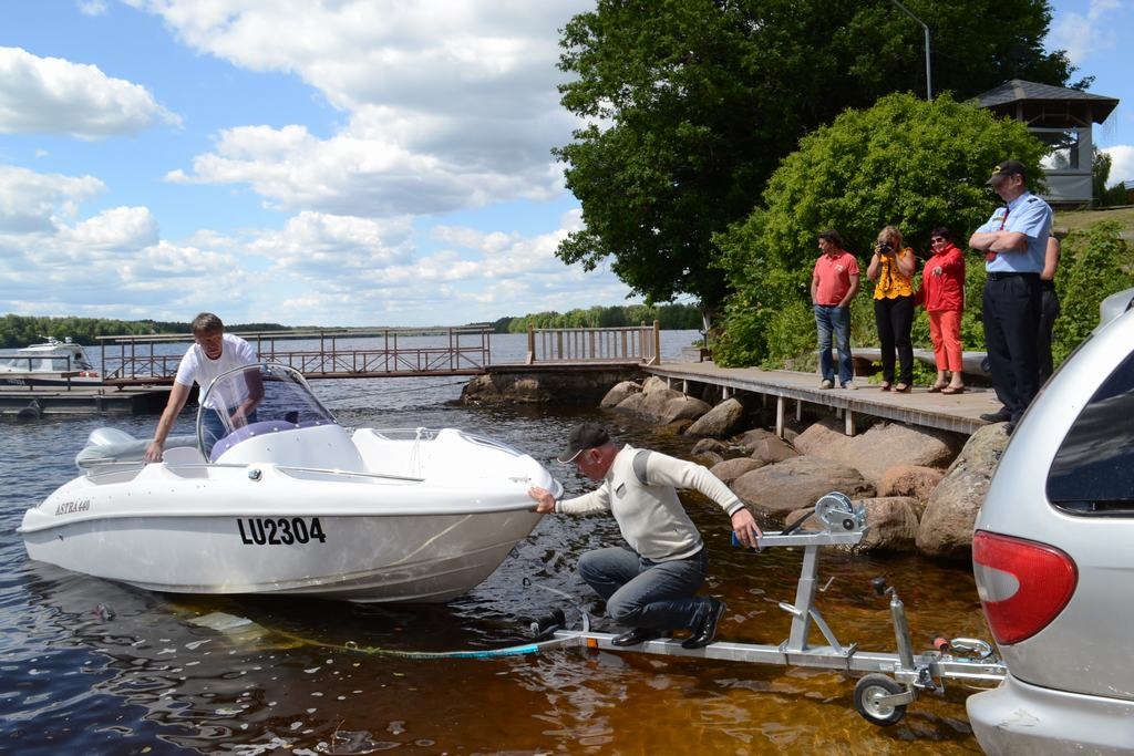Jaunā laiva. Kokneses novada pašvaldības pārstāvji aplūko piecvietīgo, Latvijā ražoto motorlaivu “Astra 400”, ar ko turpmāk uzraudzīs novada ūdenskrātuvi. 
