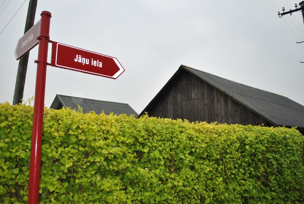 JĀŅU IELA. 290 soļu gara, iela, kas savu nosaukumu ieguvusi, pateicoties Jāņiem, kuri reiz dzīvojuši šajā ielā.