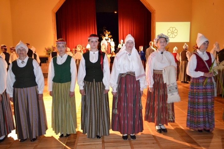 TAUTASTĒRPU PARĀDE. Sēlijas tautastērpu parādē varēja aplūkot desmit no 38 iespējamajām Sēlijas tērpu variācijām. 