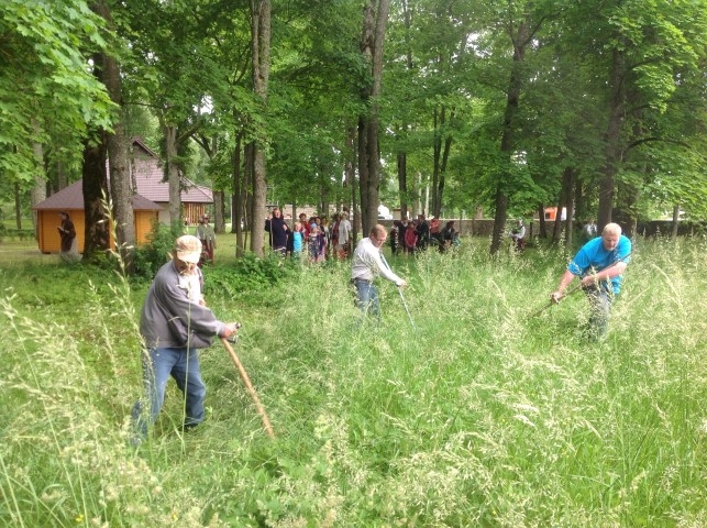 PAMATĪGS VĀLS top seciešu Ēvalda Jeromāna (no kreisās), Arņa Mencendorfa un Jura Driķa pļāvumā. 

Autors: Ance Liepa