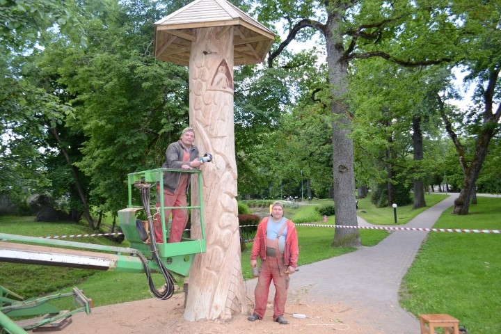 Nedēļas darbs. Ivars (no kreisās) un Aigars Rūrāni darba procesā. 

Autors: Līga Patmalniece