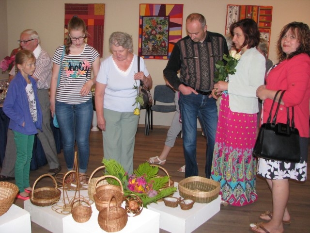 Gan skaisti, gan praktiski. Pinējas Daina Dzerkale (no labās) un Sandra Trakina savās amata prasmēs dalās ar izstādes apmeklētājiem.
Autors: Guna Skaistkalne
