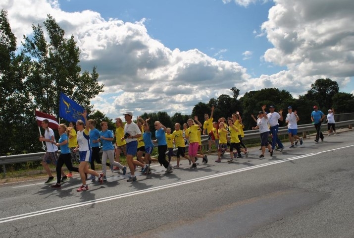 PAR MIERU. Skrējiena dalībnieki uzsver, ka šī pasākuma galvenā būtība ir iedvesmot saglabāt mieru visapkārt. 