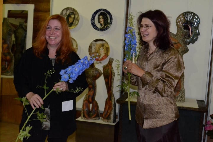 Zīmola “SkujaBraden” mākslinieces — Melisa Bradena (no kreisās) un Inguna Skuja izstādes atklāšanā Aizkraukles vēstures un mākslas muzejā. 
Autors: Līga Patmalniece