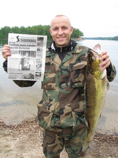 Meitas vēlējums. Edgars Lācis izpildījis meitas vēlējumu — ar zivi, kas mazāka par diviem kilogramiem, mājās nebraukt. Lielais loms ir 5,2 kilogramus smags zandarts.
