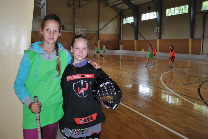 LABA PIEREDZE. Daudzesietēm Namedai (no labās) un Artai florbols šķiet interesants. 
Autors: Sandra Pumpure