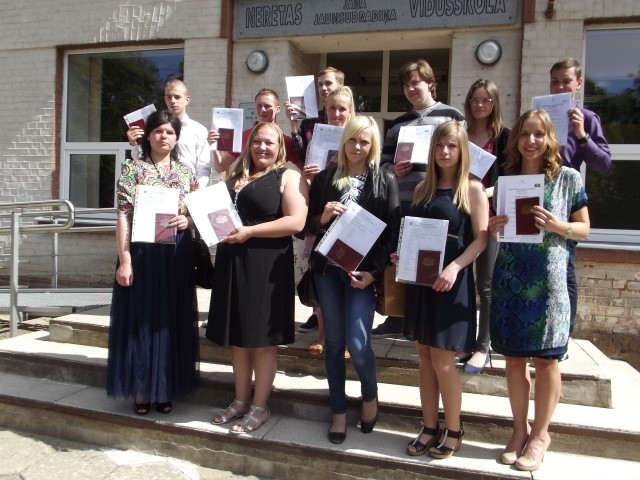 PRIEKS PAR SASNIEGTO. Daļa Neretas Jāņa Jaunsudrabiņa vidusskolas 12. klases absolventu no dienas un vakarskolas pēc sertifikātu saņemšanas.                                                                                       
Autors: Ruta Aukšpole