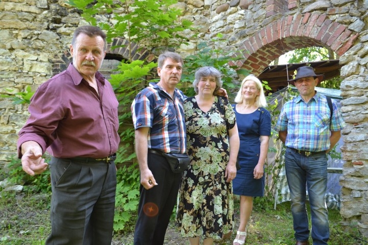 Draugi. Viena no retajām tikšanās reizēm kādreizējiem skolasbiedriem, draugiem ir 29. jūnijā Kurmenē, kad te svin Pēterdienu. Dainis Kozlovskis (no kreisās), Pēteris Makšims ar māsu Skaidrīti Zemīti, Malda Balode un Modris Vinogradovs. 