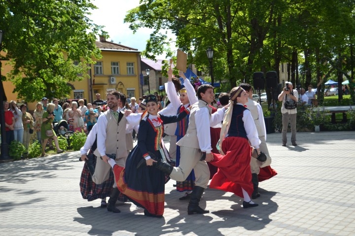 “Govju kazaks” brazīliešu sniegumā. Brazīlijas “Staburaga” dejotāji priekšroku dod ātrām dejām.
Autors: Ginta Grincēviča
