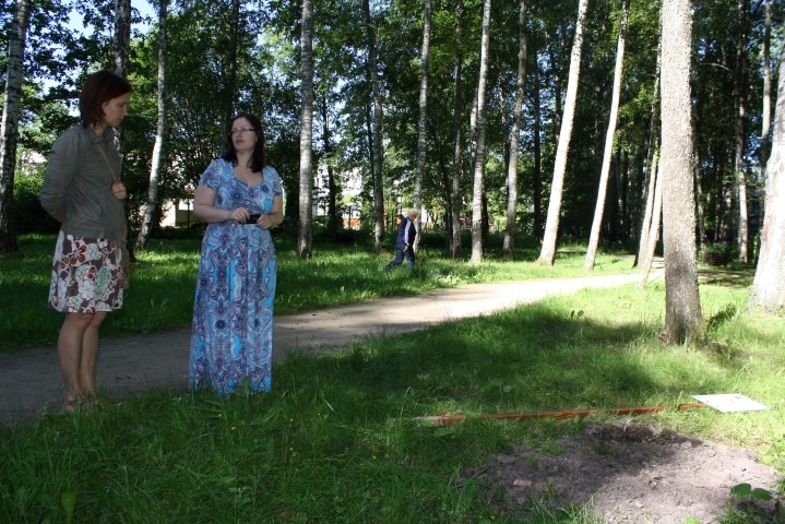 Ar vēlmi veidot novadu patīkamāku un draudzīgāku. Anita Luckāne (no kreisās) un Zane Romanova teic, ka tikai ar regulāru darbību un pozitīvu spītu iespējams mainīt apstākļus, cilvēku attieksmi.
Autors: Imants Kaziļuns