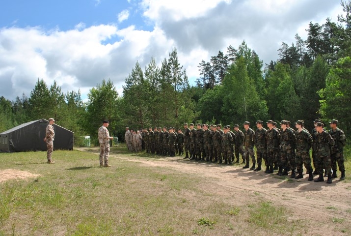 APGŪS JAUNAS PRASMES. Pēc svinīgas nometnes atklāšanas jaunajiem zemessargiem sākas pārbaudījumiem pilns laiks. 
