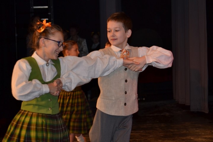 RAITS DEJU SOLIS. Barkānu ģimenes trešā meitiņa Terēze ar deju par­tneri Ritvaru. 
Autors: no Barkānu ģimenes albuma un “Staburaga” arhīva