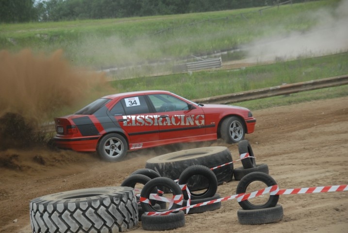 Kausa izcīņā rallija supersprintā ar savu sarkano BMW veiksmīgi startē aizkrauklietis Raivis Galviņš.                                    
Autors: Jānis Galviņš