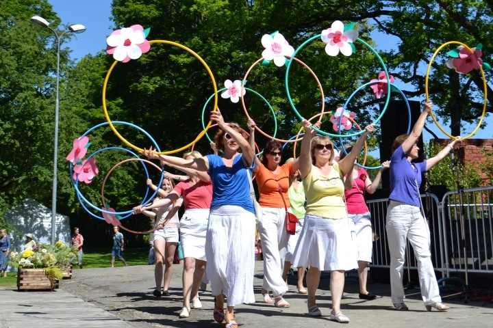 Krāsainas un priecīgas — Ilmāra Gaiša Kokneses vidusskolas kolektīva dāmas. 
Autors: Līga Patmalniece un Imants Kaziļuns