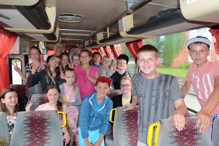 Aizkraukles pilsētas sākumskolas dejotāji dodas uz svētkiem. Kopā ar 5. — 6. klases kolektīvu skolotājas Ligita Putāne un Inese Pikšteine.                                                                                 
Autors: Imants Kaziļuns