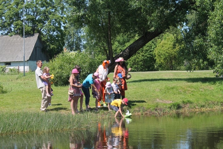 “ZELTA ZIVTIŅAS” mazie makšķernieki izlemj laist ūdenī, un Daudzevas Centra dīķī nu ir par 111 iemītniekiem vairāk.