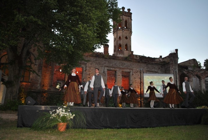 LAI SKAN! Pļaviņu novada stāstu izdejoja un izdziedāja pašdarbības kolektīvi. 