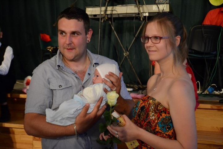 Pirmdzimtais. Mazais Jānis Sigitas Voitkunskas un Ingus Lazdāna ģimenē ir pirmais bērniņš.

Autors: Imants Kaziļuns