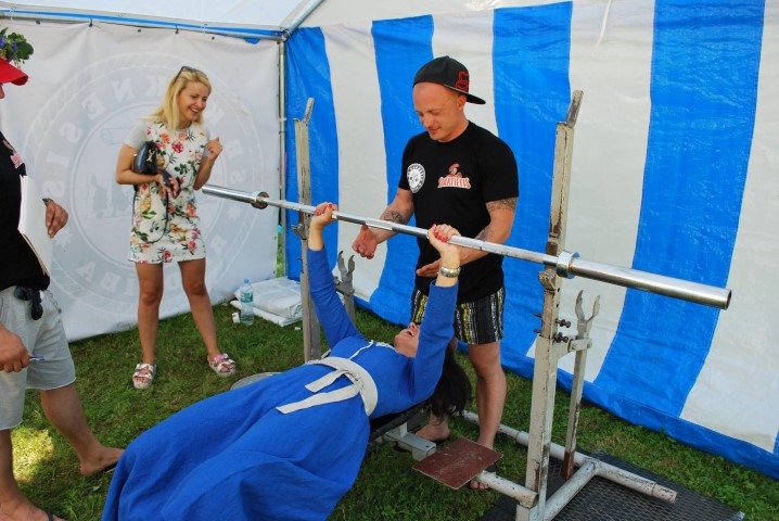 Mēģina arī dāmas. Svaru stieņa spiešanas guļus vingrinājumus veikt pieteicās pārsteidzoši daudz sieviešu.