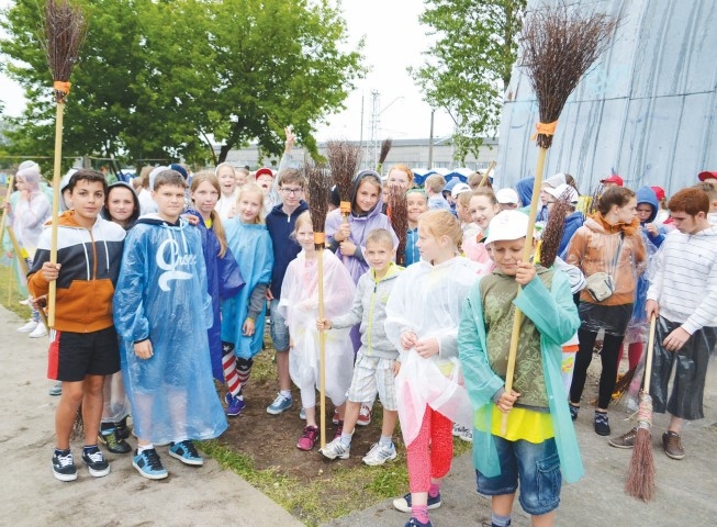 Gatavojas “Slotu dancim”. Neretas Jāņa Jaunsudrabiņa vidusskolas deju kolektīvs.
Autors: Imants Kaziļuns