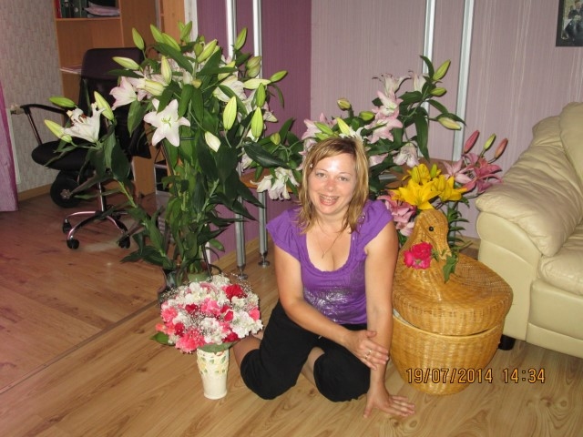 VISMĪĻĀKĀS — LILIJAS. Iveta Muraška teic, ka visvairāk prieka sagādā puķes — 
tās esot pagalmā un vasarā puķupodi ap māju iekārti visās iespējamajās vietās. 


Autors: no Ivetas Muraškas albuma 