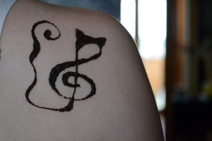 Saistībā ar skolēnu dziesmu un deju svētkiem Danutes meitai uz pleca hennas zīmējums, kurā kaķis savijies ar noti. 
Autors: Imants Kaziļuns