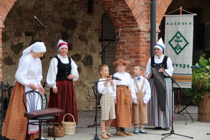 Ieskaņas pasākums Koknesē — Blaumaņa pagalmā. Muzicē “Lauce” 
no Jaunjelgavas.                                                                       
Autors: Anita Šmite