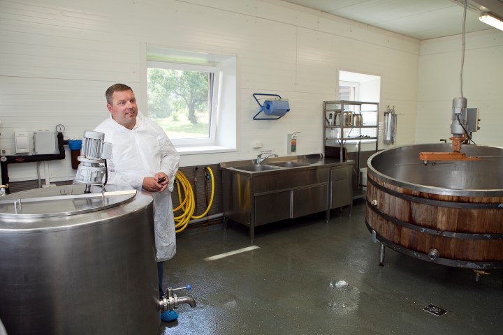 Augstākā labuma. Rīta slaukuma piens, no kura ražo “Ievas sieru”, ir aptuveni desmit reižu kvalitatīvāks, nekā to nosaka Eiropas Savienības direktīvas augstākā labuma pienam — stāsta zemnieku saimniecības 
“Vecsiljāņi” saimnieks Juris Sprukulis.						           
Autors: Aija Krodere