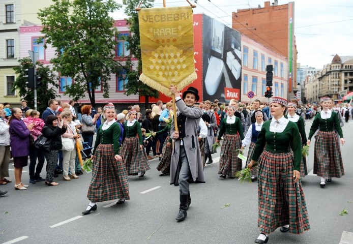 Gājiena un svētku kulminācijā. Vecbebru profesionālās un vispārizglītojošās internātvidusskolas deju kolektīva “Kāre” dejotāji. 							   
Autors: Ieva Lūka (LETA) 