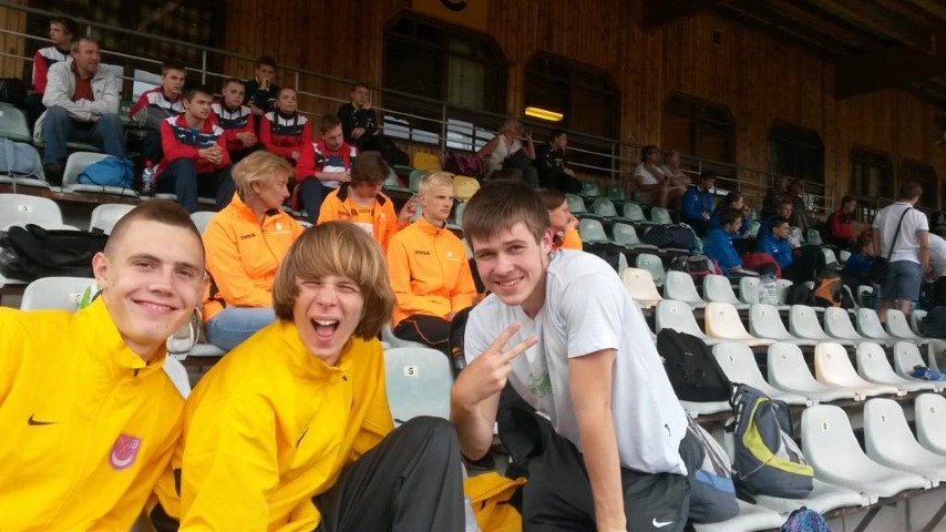 Godalgoto vietu ieguvēji. Otto Asmuss (no labās) vesera mešanā izcīnīja otro vietu, trešo —  Andrejs Grustāns. Reinis Nungurs jaunatnes olimpiādē ieguva divas otrās vietas (diska mešanā un lodes grūšanā).
				         		                 
Autors: no Kokneses sporta centra arhīva