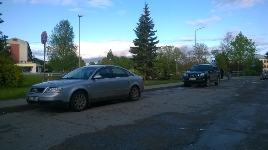 Aizkrauklē, Skolas ielā, “zem zīmes” “Apstāties aizliegts” regulāri novieto automašīnas. Daža tur tiek atstāta pat uz ilgāku laiku, radot problēmas citiem braucējiem, bet pašam auto saimniekam nepatīkamu pārsteigumu, ieraugot logā soda kvīti.                     
Autors: Līga Patmalniece