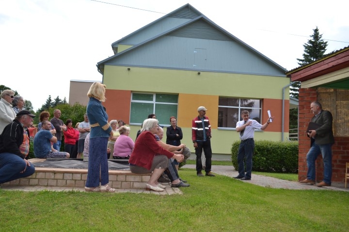 Jāskaidro un jāatbild uz jautājumiem. Sapulce notika bērnudārza “Sprīdītis” teritorijā, satupuši uz smilšu kastes malas vai tāpat zālītē, Saimniecības iedzīvotāji uzklausīja Skrīveru novada domes priekšsēdētāja Andra Zālīša skaidrojumu, kāpēc par ūdeni būs jāmaksā vairāk. 

Autors: Guna Skaistkalne