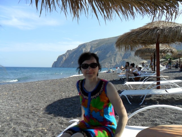 Melnajā pludmalē Inese staigāja nevis pa ierastajām smiltīm vai akmeņiem, bet gan melniem vulkāniskajiem iežiem.
Autors: no personīgā albuma