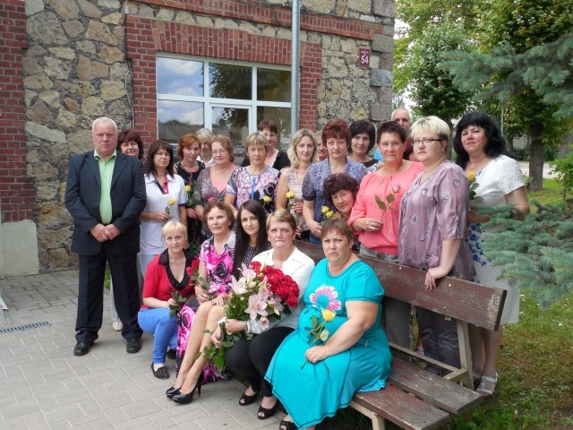 DARBĪGI GADI. Iestādes darbinieki vadītājai Ingrīdai Caunei (pirmajā rindā otrā no labās) dāvināja 20 rožu — tik, cik ilgi jau darbojas pansionāts. 

Autors: Sandra Pumpure