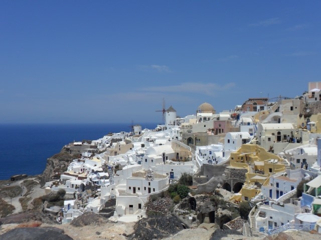 GRIEĶIJAS SKAISTULE. Durvis uz debesīm, kas pavērtas vaļā — tā tūrisma ceļvežos tiek reklamēta Santorini.