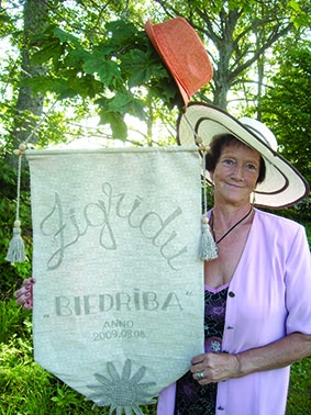 Ar ZIGRĪDU BIEDRĪBAS KAROGU Zigrīda Kurzemniece. To pērn bija darinājusi viņas vārdamāsa no Turaidas. 