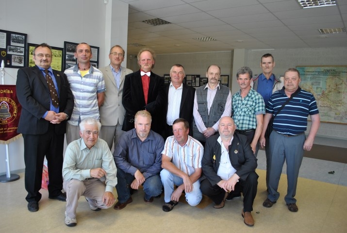 PĒC NOZĪMES “AVĀRIJAS LIKVIDĒŠANAS DALĪBNIEKS” SAŅEMŠANAS. Jaunjelgavas novada domes priekšsēdētājs Guntis Libeks (otrajā rindā trešais no kreisās) kopā ar Jaunjelgavas novada černobiliešiem. Viņi saņēma arī pašvaldības un Aizkraukles Černobiļas biedrības pateicību. Pirmajā rindā pirmais no labās — Aizkraukles Černobiļas biedrības vadītājs Nikolajs Sokolovs