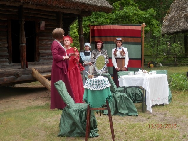 SOLIS APRITĒ Daudzevas amatierteātrim bija piedalīšanās Latvijas mazpilsētu un pagastu amatierteātru svētkos Etnogrāfiskajā brīvdabas muzejā, kur daudzesieši spēlēja arī “Čaukstenes”, lomās — Svetlana Puhaļska (no kreisās), Indra Gabrāne, Anita Bērziņa, Daiga Nāzare un Lāsma Ronimoisa.