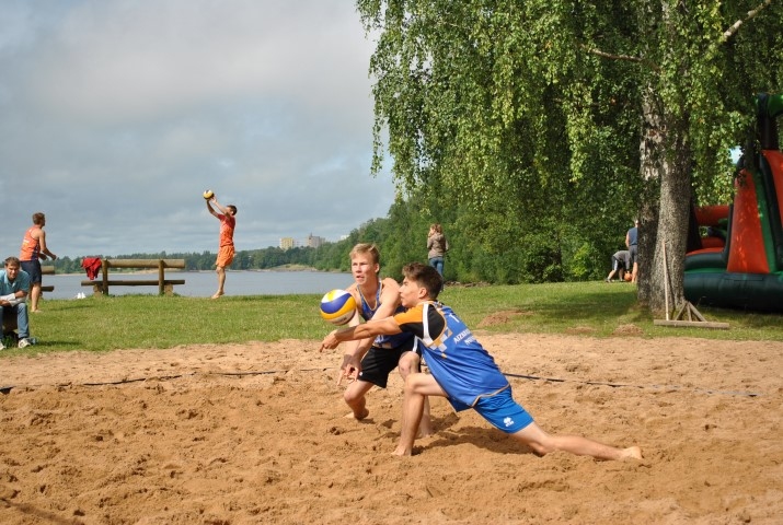 Kurš ņems? Pludmales volejbolā vīriešu grupā valdīja liela konkurence.