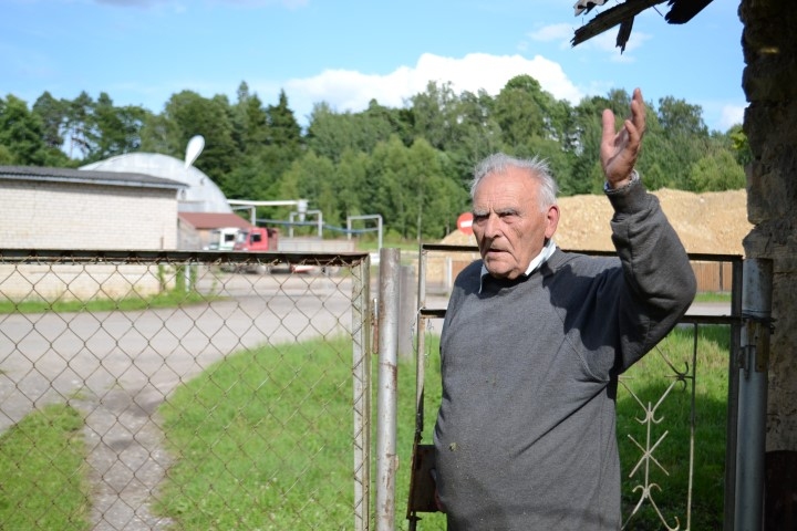 TIKAI NE RIEPAS! Sērenietim Boļeslavam Kiriļinam plānotā riepu pārstrādes rūpnīca ir rokas stiepiena attālumā — tieši pretī mājas vārtiņiem ceļa otrā pusē. “Atbalstu ražošanu, lai taisa mēbeļu darbnīcu vai kaut ko citu, tikai ne riepas,” stingri nosaka sirmais vīrs.                        
Autors: Imants Kaziļuns